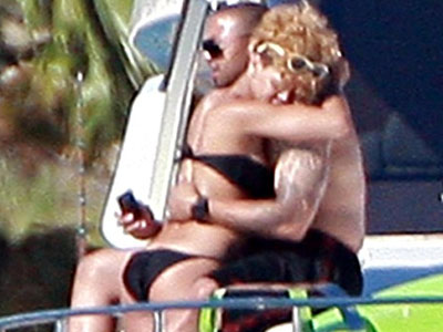 Η Rihanna ευτυχισμένη κοιτάει μπροστά