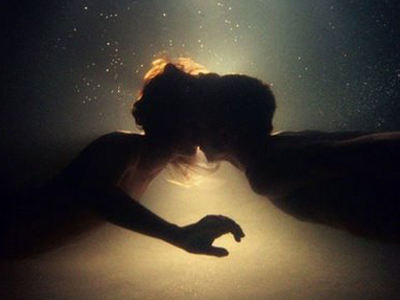 SEXUALITY: Μύθος ή αλήθεια ότι στη θάλασσα μπορεί να «κολλήσουμε»;