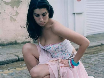 Η Amy Winehouse κατέρρευσε στο σπίτι της
