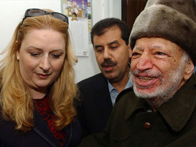 Πεπεισμένη ότι ο Αραφάτ δηλητηριάστηκε εμφανίζεται η χήρα του