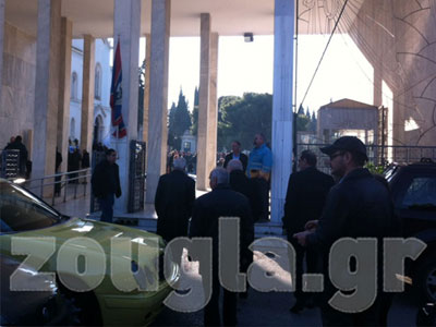 Φυλλάδια της Χρυσής Αυγής στο σπίτι του συλληφθέντα στην κηδεία του Ντερτιλή