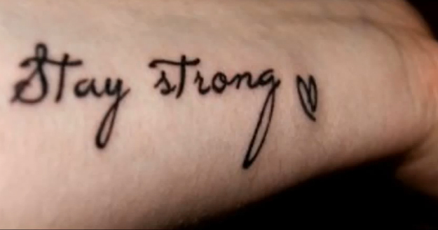 "Μείνε δυνατή", γράφει ένα τατού από χένα στον καρπό της