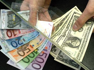 Το ευρώ κάνει βουτιά έναντι του δολαρίου
