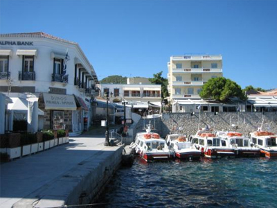 Σπέτσες: Κινηματογραφική ληστεία στην Alpha Bank