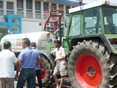 Κρήτη: Αγρότες έκαναν κατάληψη στις κάλπες του ΠΑΣΟΚ