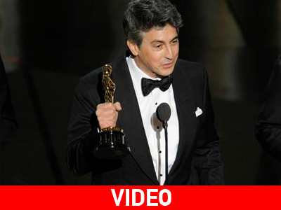 Δείτε τον Αλ. Πέιν να ευχαριστεί στα ελληνικά τη μητέρα του