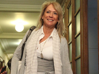 Απειλεί με μηνύσεις και ζητεί να αποκαλυφθεί ο βουλευτής