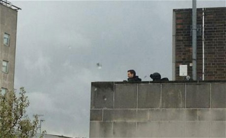 Αστυνομικοί είχαν αγκυροβολιστεί στις ταράτσες των διπλάνων κτηρίων