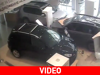 Οδηγός σε αμόκ εισβάλλει σε αντιπροσωπεία αυτοκινήτων