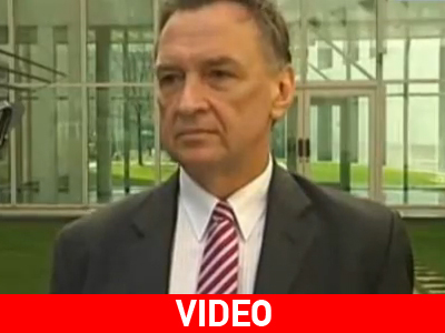 Υπουργός το «γύρισε» στο τραγούδι