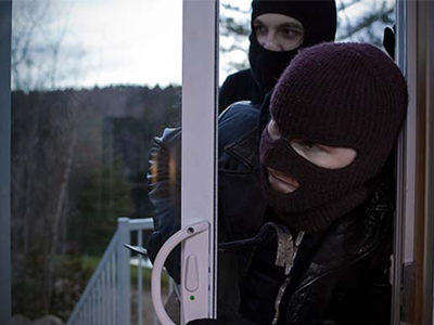 Κακοποίησαν ηλικιωμένο για πέντε ευρώ