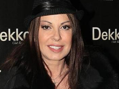 Δικαστικοί κλητήρες στο σπίτι της Άντζελας