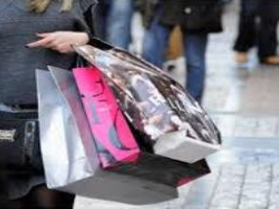 Εξάμηνο «πάγωμα» των εξώσεων ζητεί ο Εμπορικός Σύλλογος Πειραιά