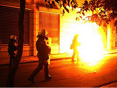 Επίθεση κουκουλοφόρων σε στατική δύναμη αστυνομικών