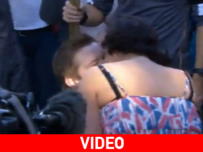 Σταμάτησε τη λαμπαδηδρομία για να κάνει πρόταση γάμου