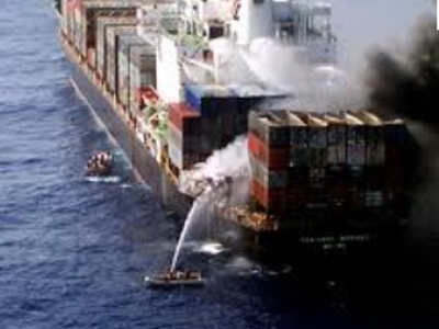 Φωτιά σε φορτηγό πλοίο ανοιχτά του Πειραιά