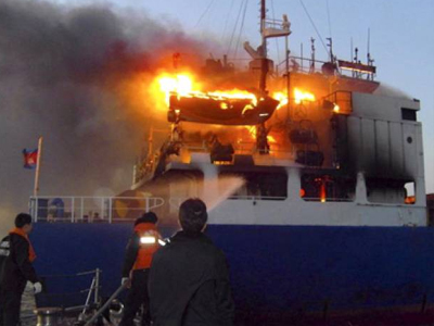 Πυρκαγιά σε πλοίο στην Μήλο