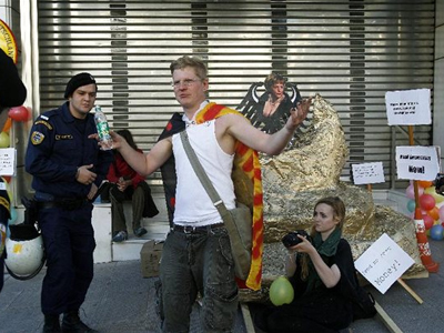 Διαμαρτυρία Γερμανών έξω από την πρεσβεία τους υπέρ της Ελλάδας