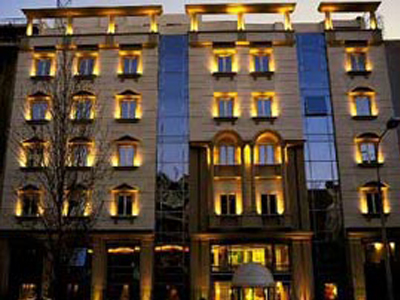 «Μπούκαραν» με όπλα σε ξενοδοχείο