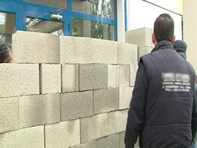 Έχτισαν την πόρτα του ΕΟΠΥΥ οι οικοδόμοι των Χανίων