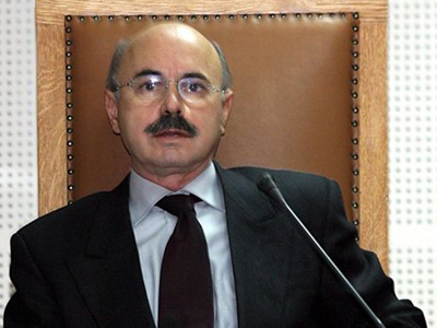 Ζητά ενημέρωση για υποθέσεις όπου εμπλέκονται πολιτικά πρόσωπα