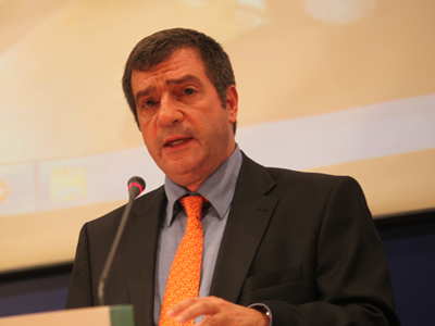 Σφοδρή επίθεση αντιρατσιστών στον Καμίνη