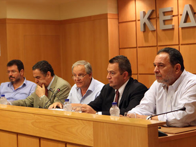 ΚΕΔΕ: Με μαζικές παραιτήσεις απειλούν οι δήμαρχοι εναντίον των περικοπών