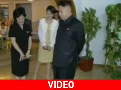 H εμφάνιση τoυ Κιμ Γιονγκ Ουν με τη σύζυγό του
