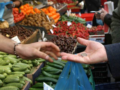 Προσφέρθηκε να τη βοηθήσει στα ψώνια και τη λήστεψε!