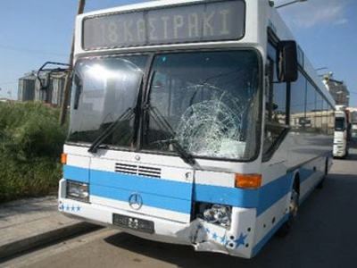 Πειραιάς: Πρόσκρουση λεωφορείου με επιβάτες σε ΙΧ και οίκημα