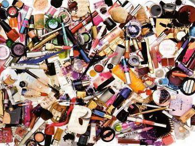 Πέθανε από υπερβολική δόση… μακιγιάζ!