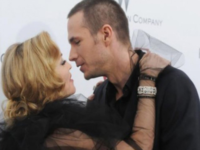 Η Mαντόνα ερωτοτροπεί με τον συμπρωταγωνιστή της