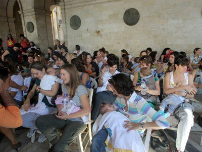 Μανούλες θήλασαν ταυτόχρονα τα μωρά τους στη Λότζια Ηρακλείου Μανούλες θήλασαν ταυτόχρονα τα μωρά τους στη Λότζια Ηρακλείου