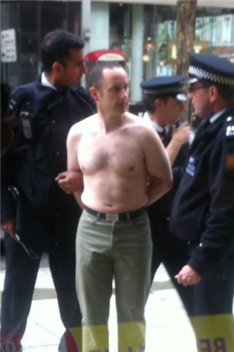 Ο 50χρονος Μάικλ Γκρην συνελήφθη, μη φορώντας μπλούζα