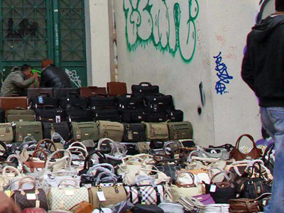 ΑΣΟΕΕ: Συμπλοκή αστυνομικών- μικροποωλητών με τραυματία