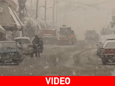 Ισχυρή χιονόπτωση στη Νεμέα: Καρέ- καρέ ο απεγκλωβισμός μιας ασθενούς