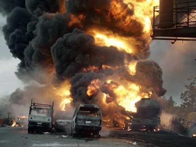 Νιγηρία: Ομαδικός ενταφιασμός των απανθρακωμένων κατά την έκρηξη βυτιοφόρου