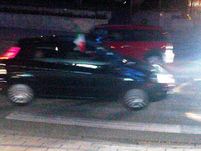 Πανηγυρισμοί Ιταλών έξω από το κτήριο της Συνόδου Κορυφής