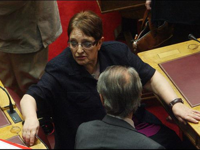 Έφυγε πριν μιλήσει η Παπαρήγα