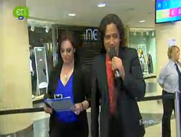 Οι παρουσιαστές εμφανίστηκαν από τα παρασκήνια