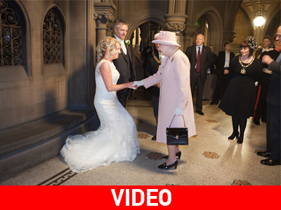 Εμφάνιση-έκπληξη της βασίλισσας Ελισάβετ σε γάμο στο Μάντσεστερ