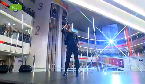 Ο Γιώργος Σαμπάνης στη σκηνή του ελληνικού τελικού πριν ξεκινήσει το διαγωνιστικό κομμάτι