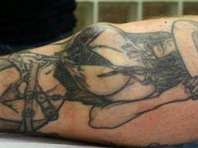 Έκανε προσθετική στήθους στο… τατουάζ του!