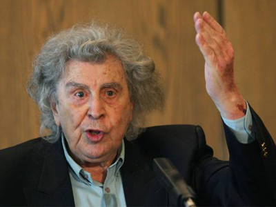 Παγκόσμια Ημέρα Θεάτρου: Όταν οι ηθοποιοί τραγουδούν Μίκη Θεοδωράκη