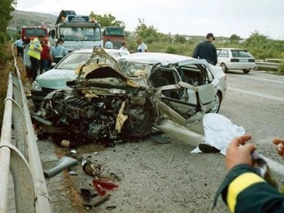 Αγρίνιο: «Σκόνη και θρύψαλα» έγιναν δύο Ι.Χ. έπειτα από σύγκρουση