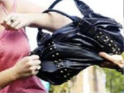 Της άρπαξαν την τσάντα και της πήραν 550 ευρώ