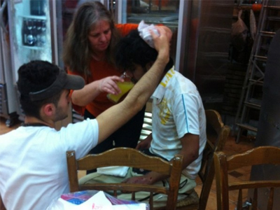 Μέλη της Χρυσής Αυγής εισέβαλαν σε ψητοπωλείο και χτύπησαν έναν αλλοδαπό