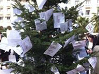 Στόλισαν χριστουγεννιάτικο δέντρο με… «χαράτσια»