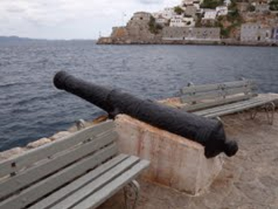 Δεν έδεσε στην Ύδρα λόγω καιρού