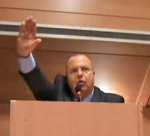 Χαιρετώντας ναζιστικά...